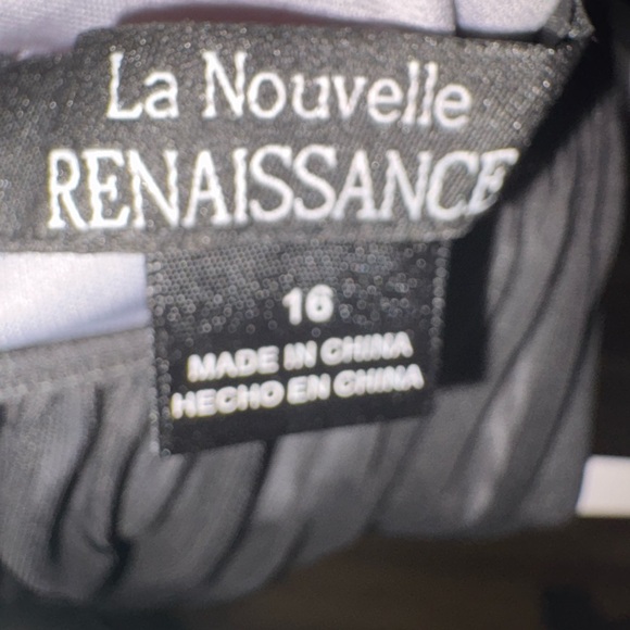 Elegant Black Sleeveless Dress - Picture 5 of 6